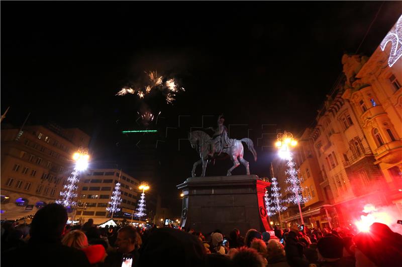 U Zagrebu uz glazbu i vatromet na Trgu bana Jelačića dočekana Nova 2017. godina