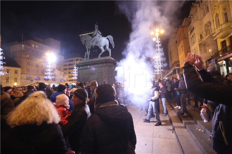 U Zagrebu uz glazbu i vatromet na Trgu bana Jelačića dočekana Nova 2017. godina