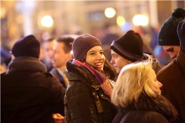 U Zagrebu uz glazbu i vatromet na Trgu bana Jelačića dočekana Nova 2017. godina