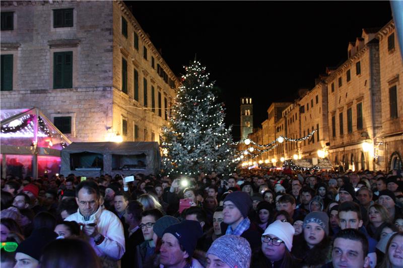 Dubrovčani Novu 2017. dočekali na Stradunu