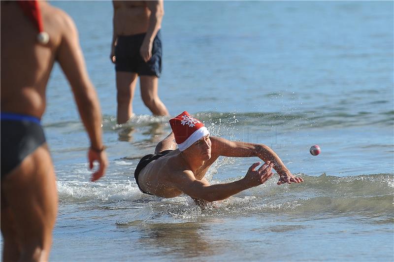 Novogodišnji picigin na splitskim Bačvicama