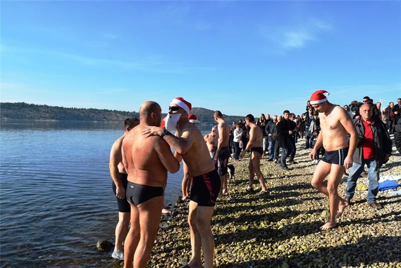 Croats enjoy New Year Day's swims in coastal towns