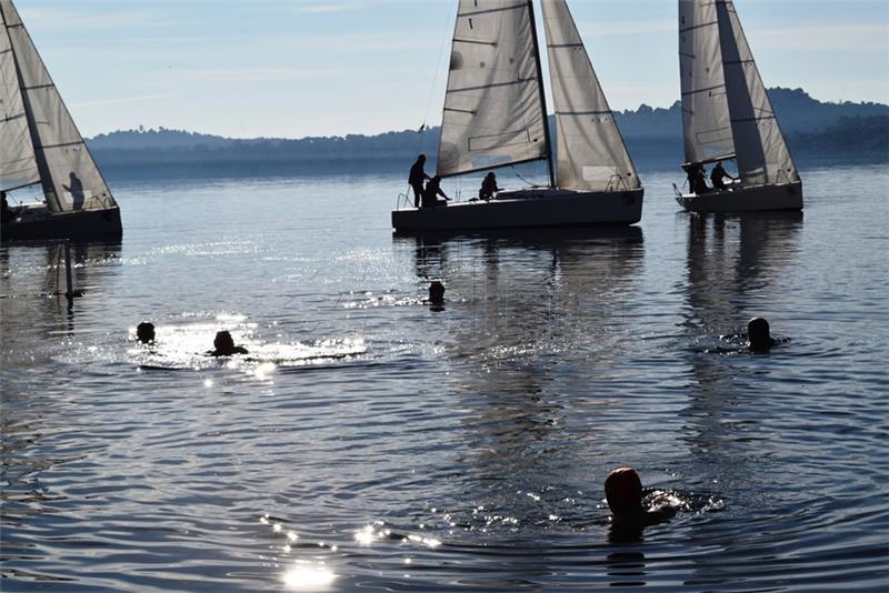 Tradicionalno novogodišnje kupanje na plaži Banj u Šibeniku