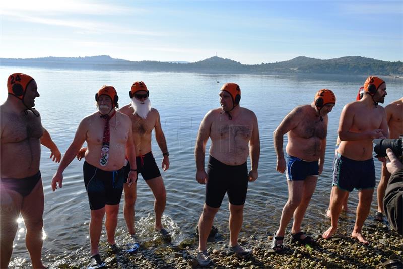 Tradicionalno novogodišnje kupanje na plaži Banj u Šibeniku