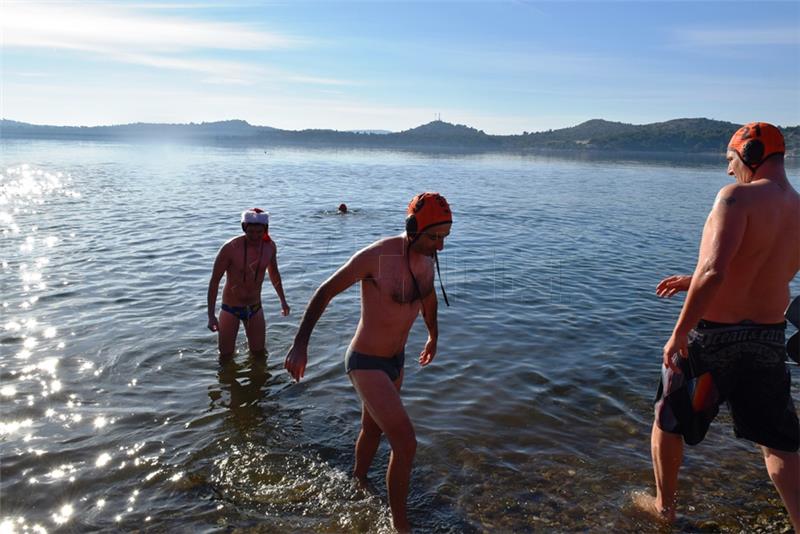 Tradicionalno novogodišnje kupanje na plaži Banj u Šibeniku