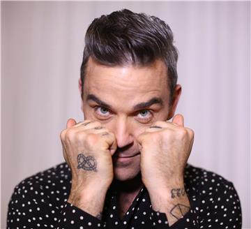 Robbie Williams oprao ruke antiseptikom nakon rukovanja s fanovima 