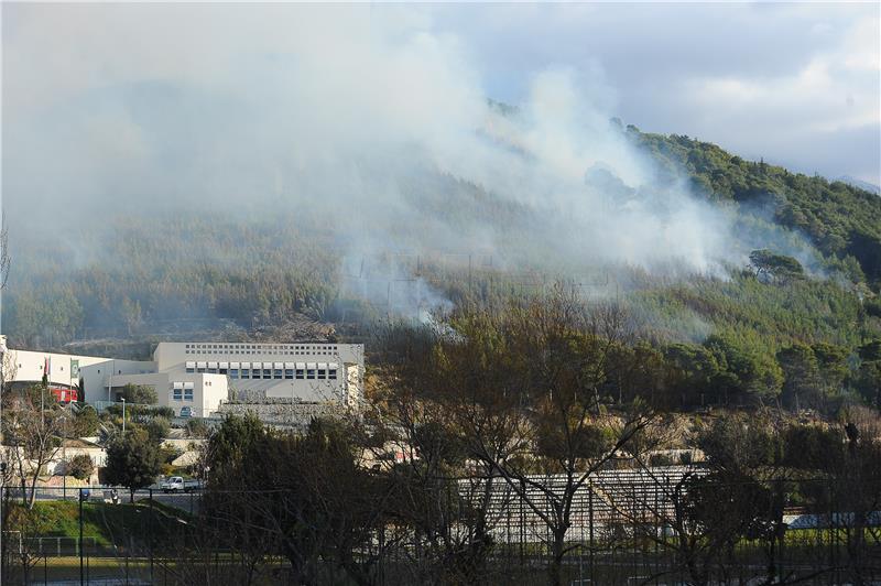 Požar u Žrnovnici: Vatrogasci spremni braniti kuće