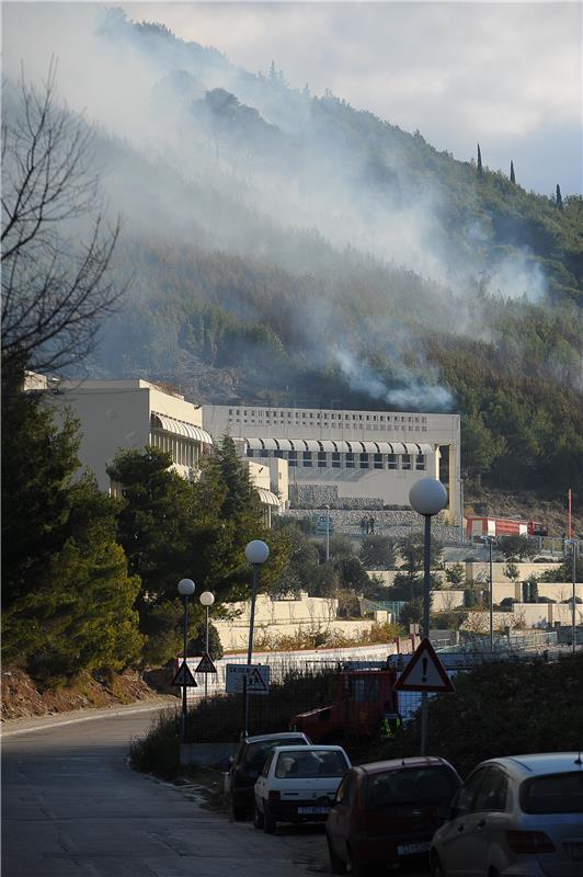 Požar u Žrnovnici: Vatrogasci spremni braniti kuće