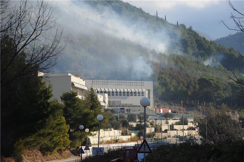 Požar u Žrnovnici: Vatrogasci spremni braniti kuće