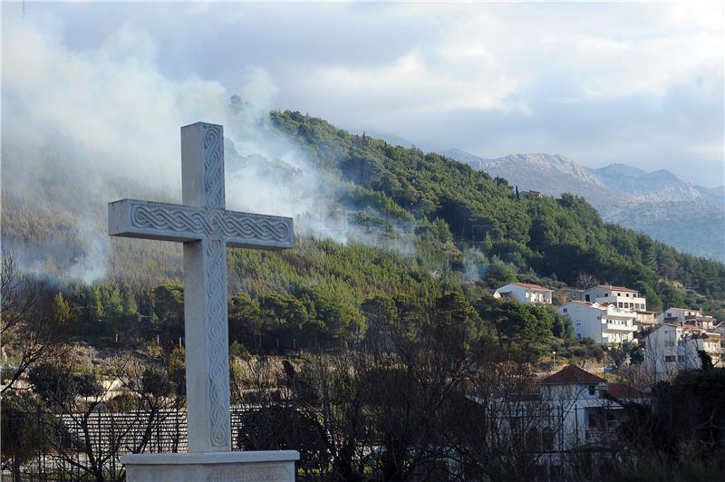 Požar u Žrnovnici: Vatrogasci spremni braniti kuće