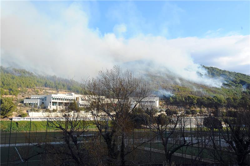 Požar u Žrnovnici: Vatrogasci spremni braniti kuće