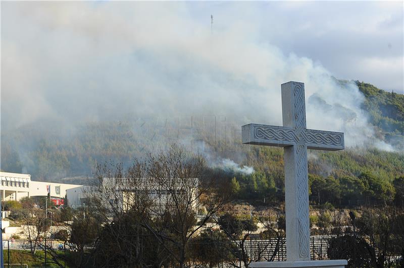 Požar u Žrnovnici: Vatrogasci spremni braniti kuće