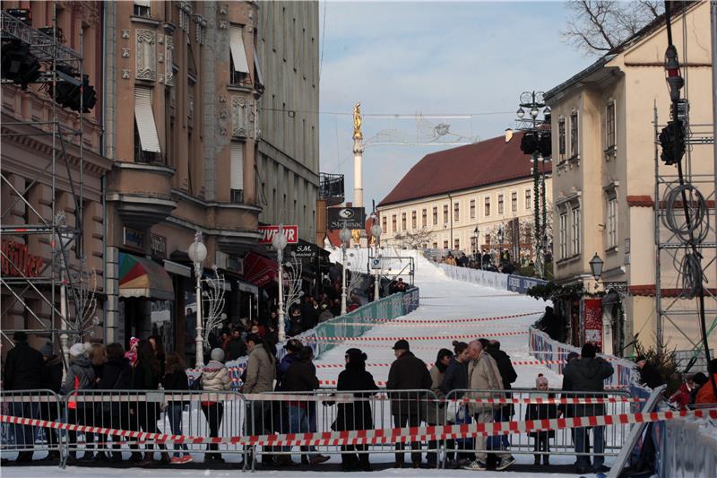 Zasnježena skijaška staza u Bakačevoj ulici (2)