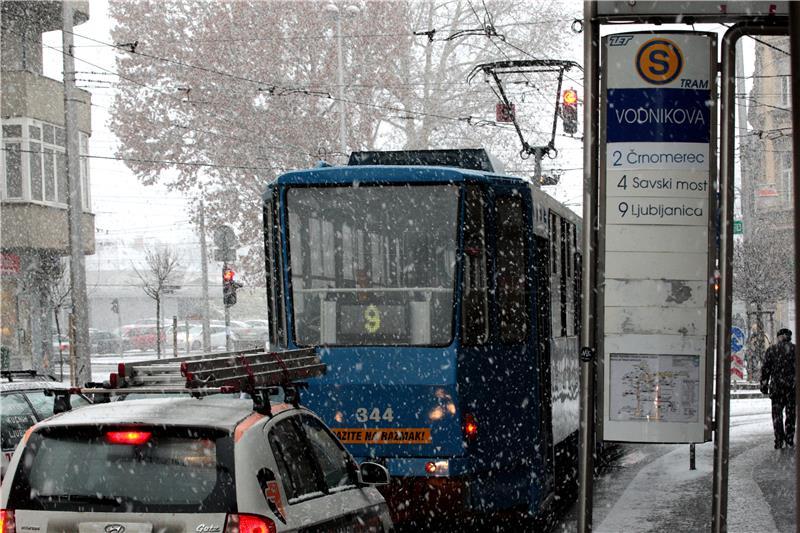 Zagreb: 150 ekipa Zimske službe posipa glavne prometnice u gradu   