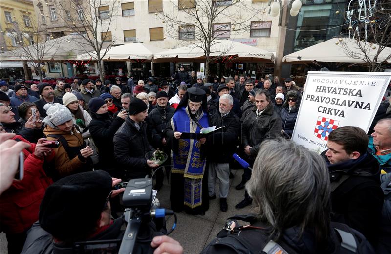 Obred blagoslova vode Hrvatske pravoslavne crkve uz psovku jednog od organizatora