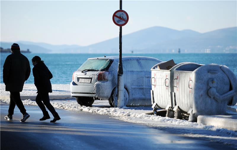 Led okovao obalu u Solinu