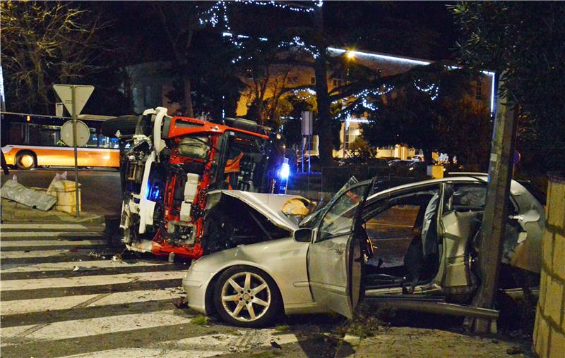 U teškoj prometnoj nesreći u Dubrovniku nekoliko ozlijeđenih, automobil uništen, vatrogasni kamion prevrnut na bok