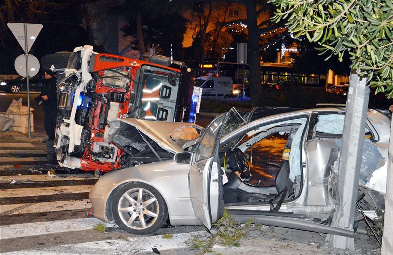 U teškoj prometnoj nesreći u Dubrovniku nekoliko ozlijeđenih, automobil uništen, vatrogasni kamion prevrnut na bok