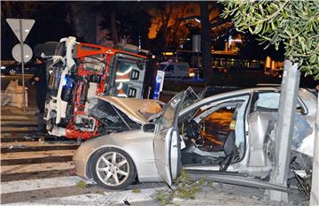 U teškoj prometnoj nesreći u Dubrovniku nekoliko ozlijeđenih, automobil uništen, vatrogasni kamion prevrnut na bok