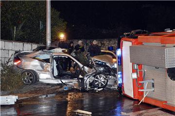 U teškoj prometnoj nesreći u Dubrovniku nekoliko ozlijeđenih, automobil uništen, vatrogasni kamion prevrnut na bok