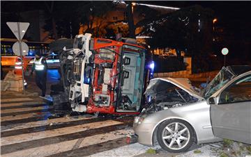 U teškoj prometnoj nesreći u Dubrovniku nekoliko ozlijeđenih, automobil uništen, vatrogasni kamion prevrnut na bok