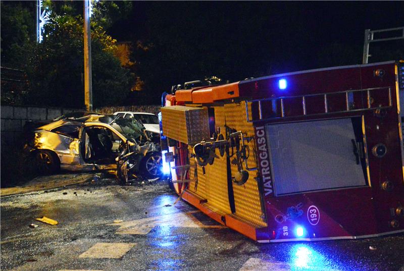 U teškoj prometnoj nesreći u Dubrovniku nekoliko ozlijeđenih, automobil uništen, vatrogasni kamion prevrnut na bok