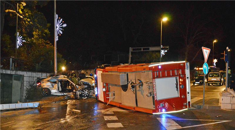 U teškoj prometnoj nesreći u Dubrovniku nekoliko ozlijeđenih, automobil uništen, vatrogasni kamion prevrnut na bok