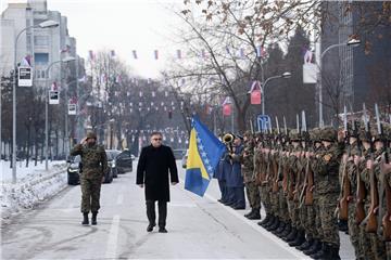 Unatoč zabrani Ivanić postrojio vojnike u povodu neustavnog praznika u BiH