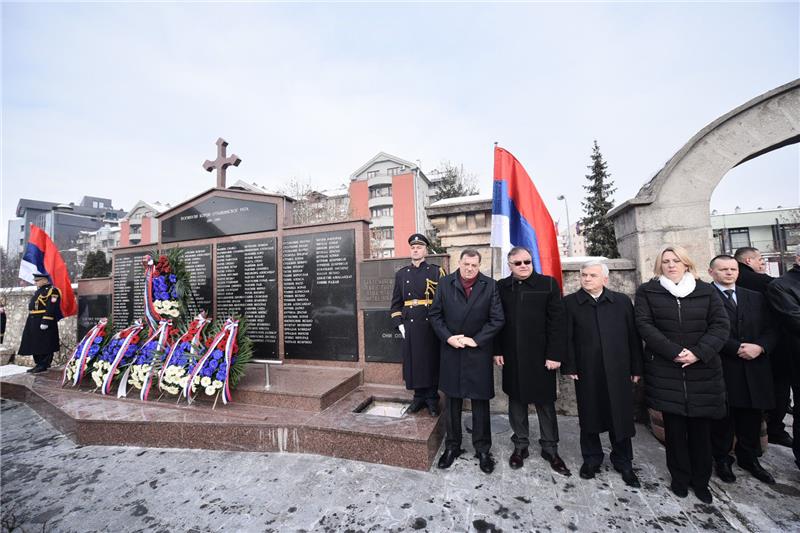 Unatoč zabrani Ivanić postrojio vojnike u povodu neustavnog praznika u BiH