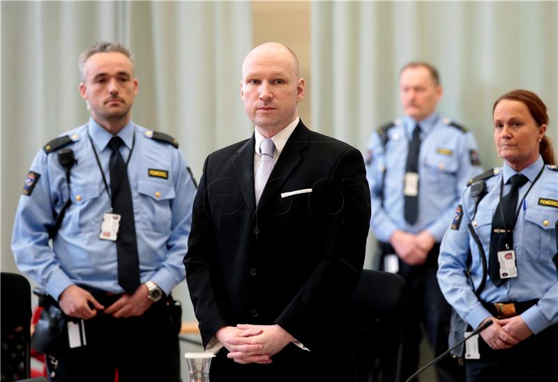 Počeo žalbeni postupak, Breivik u sudnici salutirao nacističkim pozdravom