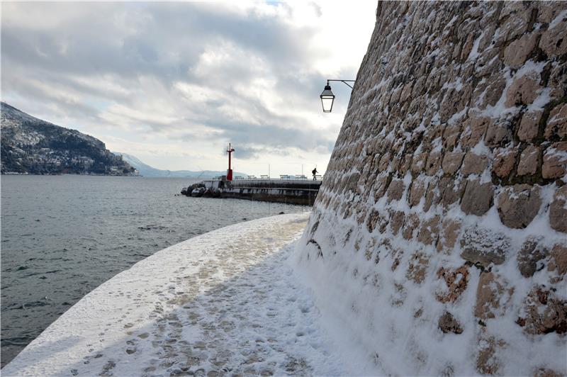 Dubrovnik: Noćašnji snijeg prouzročio zimske uvjete na cestama