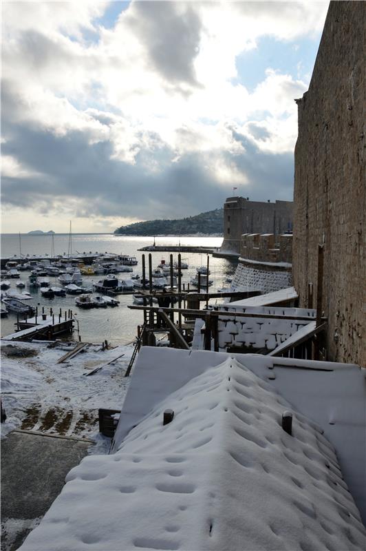 Dubrovnik: Snijeg razveselio stanovnike