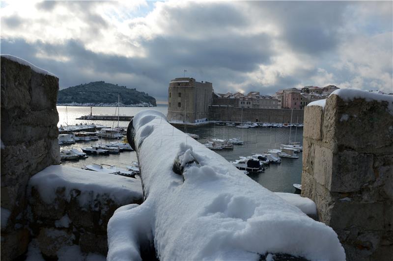 Dubrovnik: Snijeg razveselio stanovnike