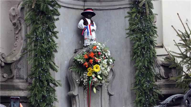 Manneken Pis u slavonskoj narodnoj nošnji na dan međunarodnog priznanja Hrvatske