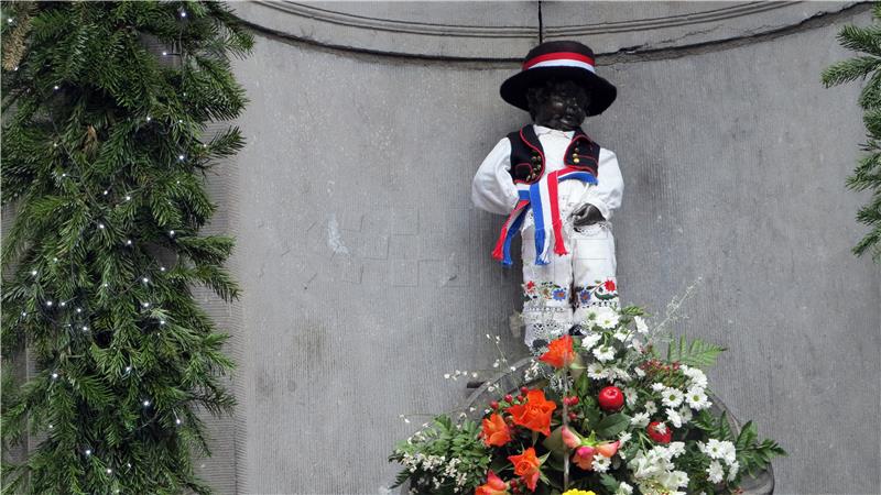 Manneken Pis u slavonskoj narodnoj nošnji na dan međunarodnog priznanja Hrvatske