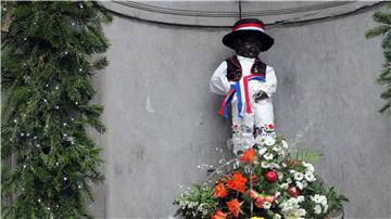 Manneken Pis u slavonskoj narodnoj nošnji na dan međunarodnog priznanja Hrvatske