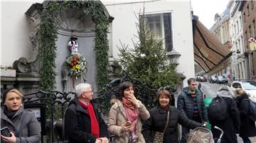 Manneken Pis u slavonskoj narodnoj nošnji na dan međunarodnog priznanja Hrvatske