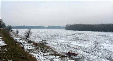 Mađarski ledolomci prošli zaleđenim Dunavom pored Apatina