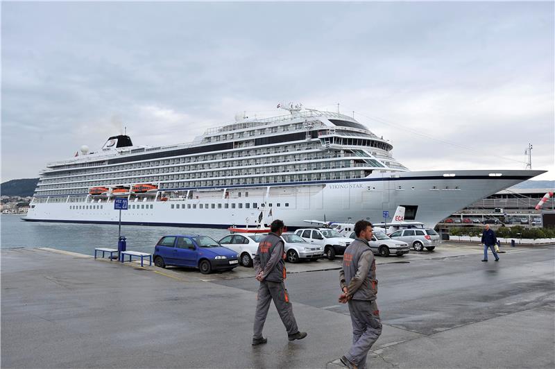 Number of visiting cruise ships in 11 months of 2016 higher than in 2015