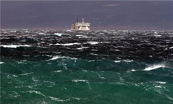 Zbog jake bure, otok Brač odsječen od kopna