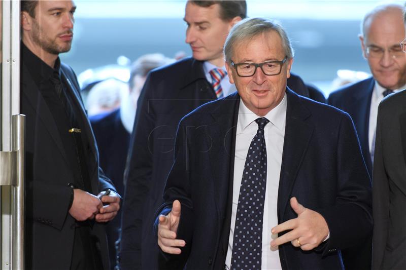 Juncker Trumpu: prste k sebi, ni mi ne želimo otcjepljenje Ohia