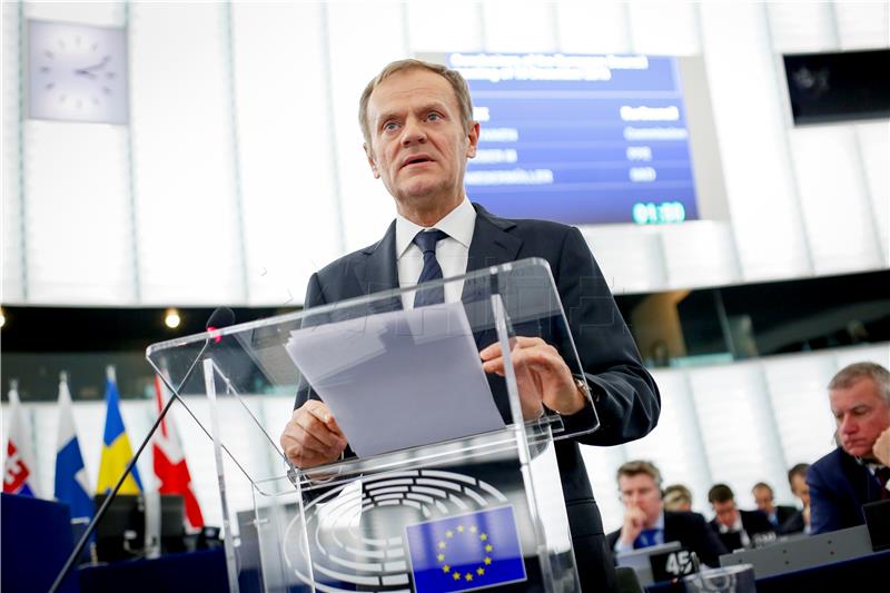 Tusk u EP-u pozdravio govor Therese May, kritički o Trumpu