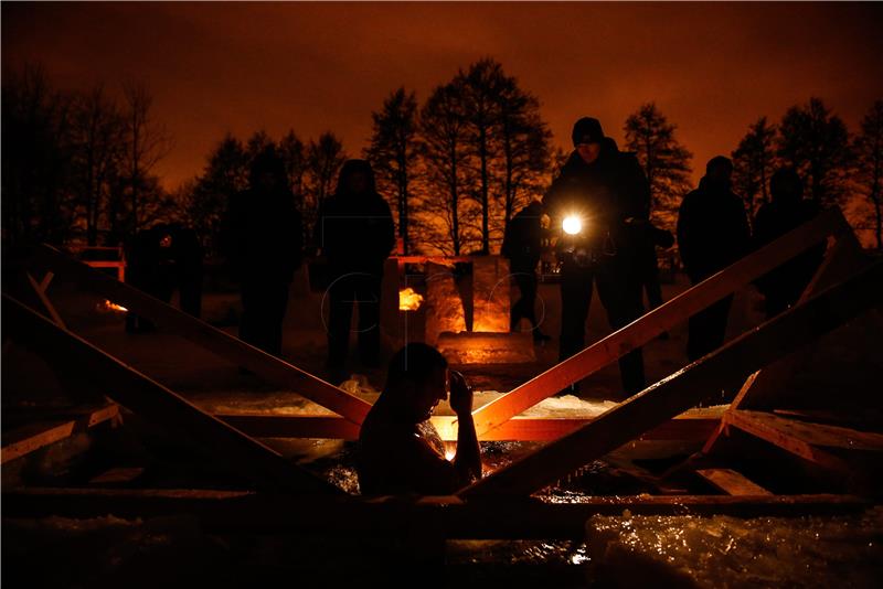 Rusi se kupaju u ledenoj vodi u povodu Bogojavljenja