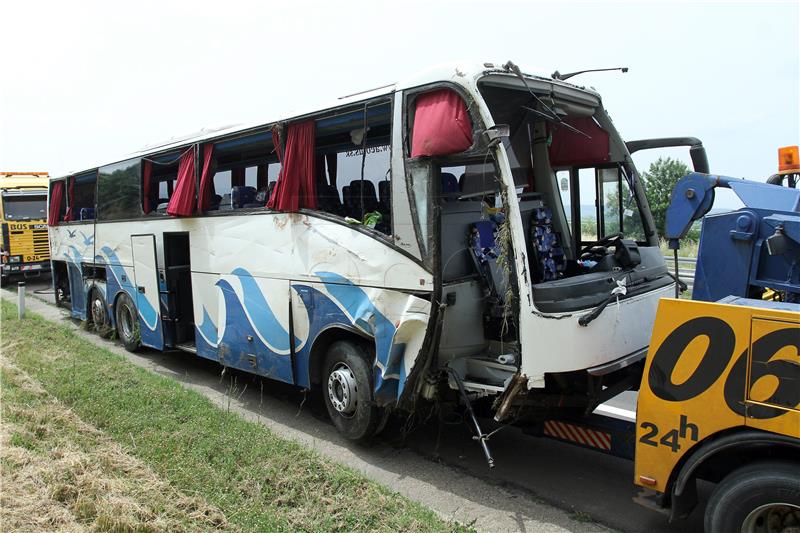 Najmanje sedmero poginulih u nesreći autobusa na sjeveru Italije