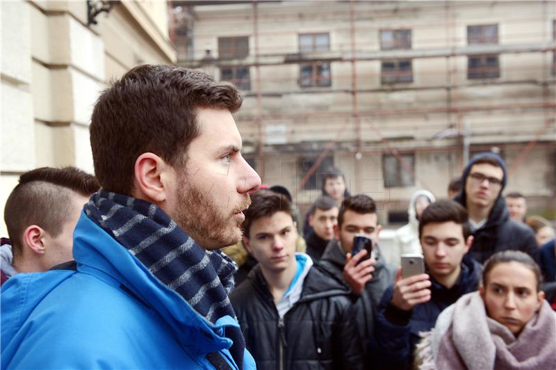 Demanti iz Hrvatskog sabora: Zastupnik Pernar nekoliko je puta ulazio i izlazio iz zgrade