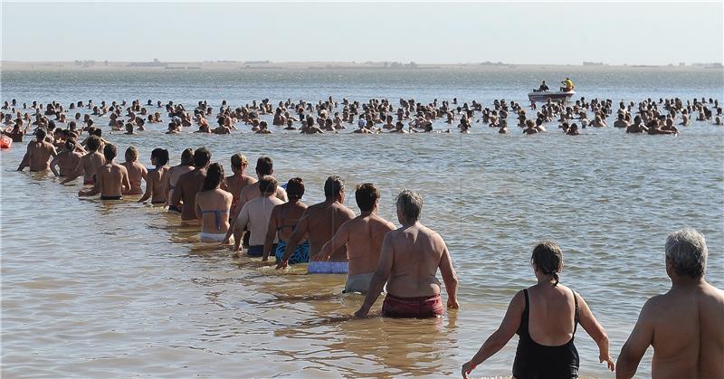 ARGENTINA PEOPLE FLOATING RECORD