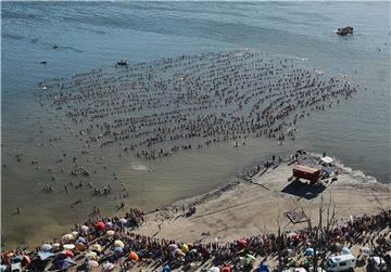 ARGENTINA PEOPLE FLOATING RECORD