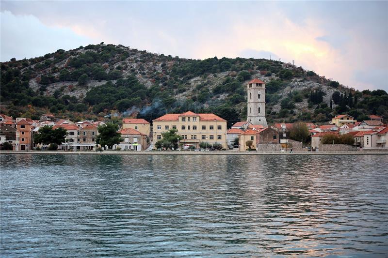 Djelo želi staru školu u Tisnom preurediti u hotel