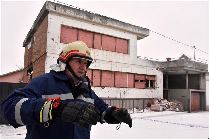 Vinkovci: Požar na obiteljskoj kući uz moguće stradale