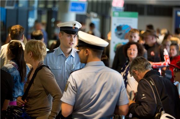 Singapurka na aerodromu u Frankfurtu morala dokazati da je dojilja